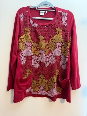 Long-Sleeve Red Floral Lace Appliqué Tee with Front Pockets
